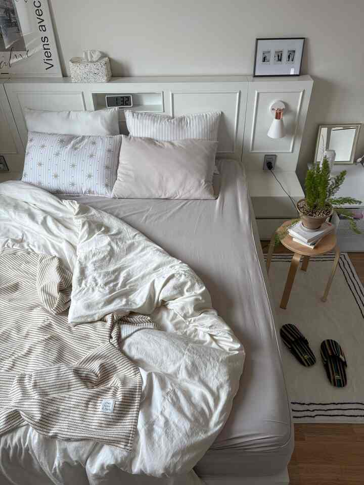 #제품제공

The mattress cover sent by Matilla, a bedding shop that I have been using since I got married

Even though my mattress is 26cm high,
I can use it elastically without any problems

I don't have to worry about it sliding around even when I toss and turn

I'm very satisfied because of the soft texture

The color is a pretty beige with slightly low saturation

Since you can manage the washing machine and dryer with confidence
I recommend bedding for all seasons🫶🏻

#Blanket #매트리스커버 #광고 #마틸라 #maatila #차렵이불 #사계절침구 #매트리스커버 #자취방침구 #가을침구 #마틸라침구 #매트리스커버추천 #홑매트리스커버 #원룸이불 #ftc4기이야기 #ftc4기 
#My space