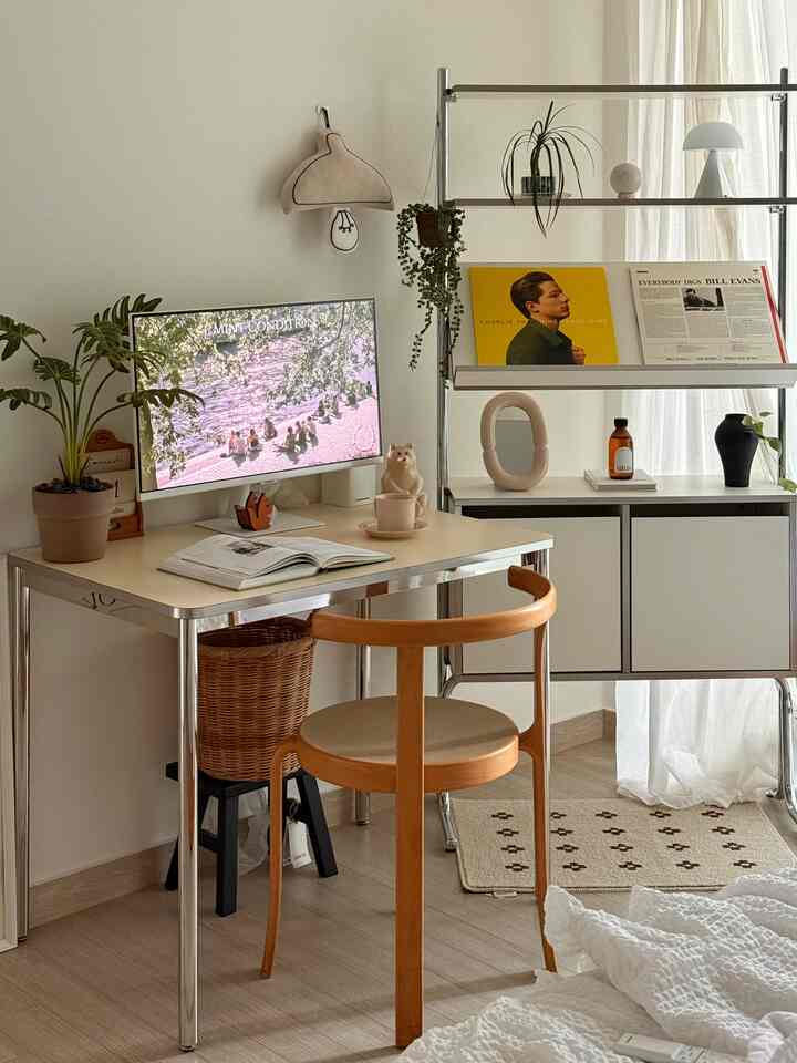白と茶色のトーンの一人暮らし用ホームオフィス、デスクと棚がすっきり配置されたコンパクトなデスクゾーン