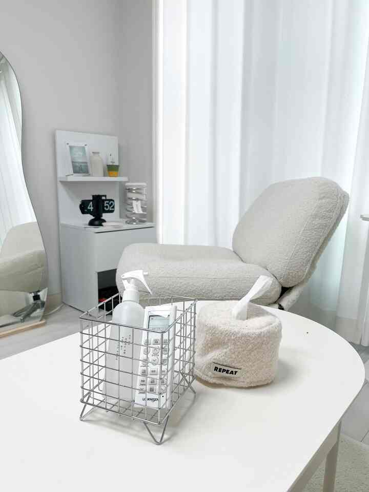 #내돈내산 #콘수프기록

以前はセラミックバスケットを使用していました。
掃除して壊れています。
だから、カプセルを保管することでよく使われる牛のバスケット
リモコンのクリーンボックスとして使用しています。

入り口が広くテレビリモコンエアコンリモコン消臭剤など
リビングルームでよく使われる商品を置いています。
とても満足のいくリビングルームのアイテムです🤍

#リモコン保管箱 #리모컨정리함 #거실수납 #거실정리 #거실정리템 #화이트인테리어 #거실 