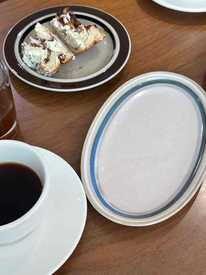 暑すぎて友達とエアコンを入れて家のカフェに行きます！
贈り物を受け取った新しい皿をすべて取り出して
アラビアフィンランド料理も開始🩷
#オーホームレストラン 