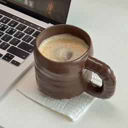 예쁜 컵에 먹으면 더 맛있는 커퓌 🤎☕️
#머그컵 #머그잔 #merge #오덴세 