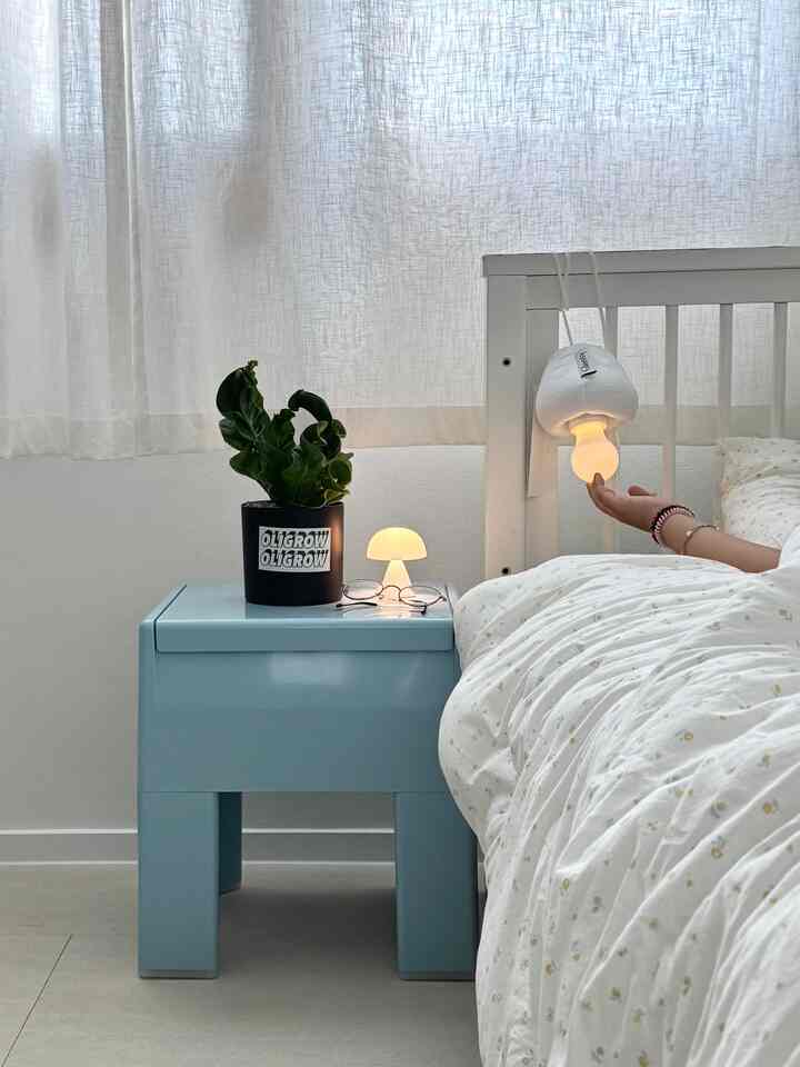 I changed the blanket in the first room˚₊·—̳͟͞͞♥
I changed the blanket from colorful to calm colors,
so the kid's room looks neat
Should I go with white?🥹

#housewithkids #아이방 #아이방인테리어 #초등학생방 #초등학생방인테리어 #여자아이방 #아이방꾸미기 #아이방소품 #육아맞팔 #맞팔 #아기가사는집