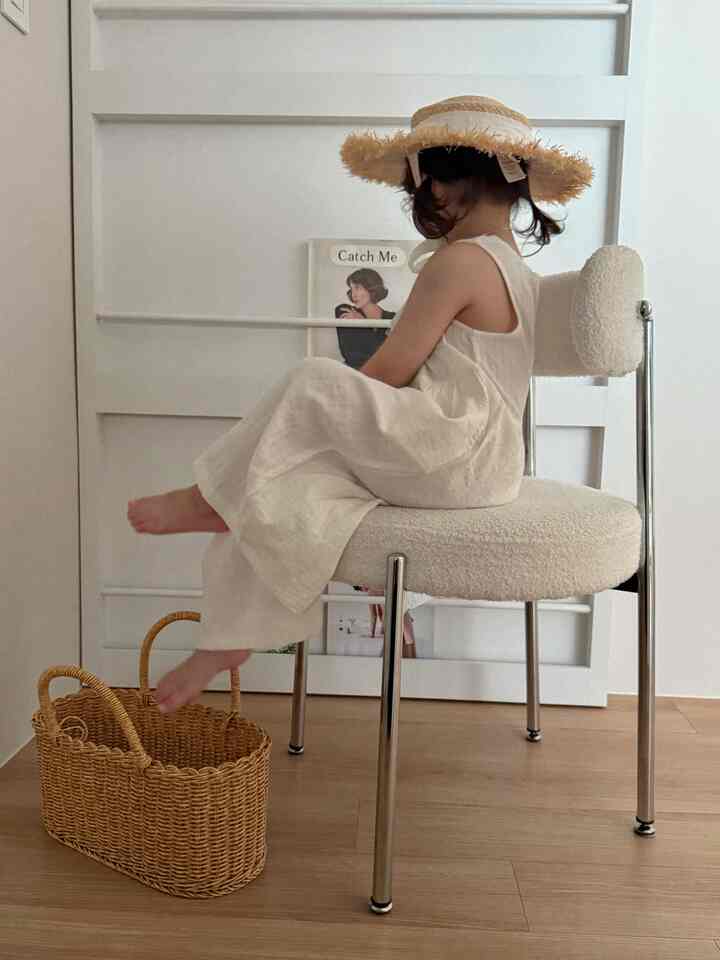 Zona foto favorit Leah!

Aku memperkenalkannya padamu saat pesta pindah rumahku.. haha
Rak buku ini sebenarnya gerbang utama rumah kami!

Ini bukan gerbang utama biasa, tapi titik fokus rumah kami,

jadi aku sangat menyukainya... 💓

#Rumah dengan anak-anak #아이가사는집 #현관 #중문 #중문인테리어 #우리집포토존 #30평대인테리어 #30평대아파트인테리어 #육아일상 #포토존꾸미기