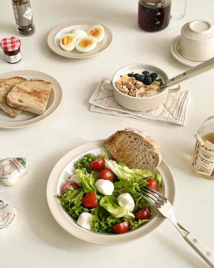 #오홈스토랑

Cuacanya panas, jadi saya kesulitan mencerna makanan dan perut saya terasa tidak nyaman, jadi saya berhati-hati akhir-akhir ini. 🥵
Di hari kerja, saya makan sedikit dan di akhir pekan ketika saya punya waktu luang, saya makan sesuatu yang sederhana namun mengenyangkan. 🍽️
Roti gandum hitam, salad, yogurt dengan oatmeal & blueberry, telur setengah matang, dll... Saya mencoba membuat kombinasi yang seimbang, bukankah ini kombinasi yang bagus? 🥪☕️

#Rekor Sup Jagung #주말브런치 #샐러드 #요거트 #오트밀 #모짜렐라치즈 #호밀식빵 #반숙란 #하리오 #비커서버 #시라쿠스 #메이플접시 #주말일상