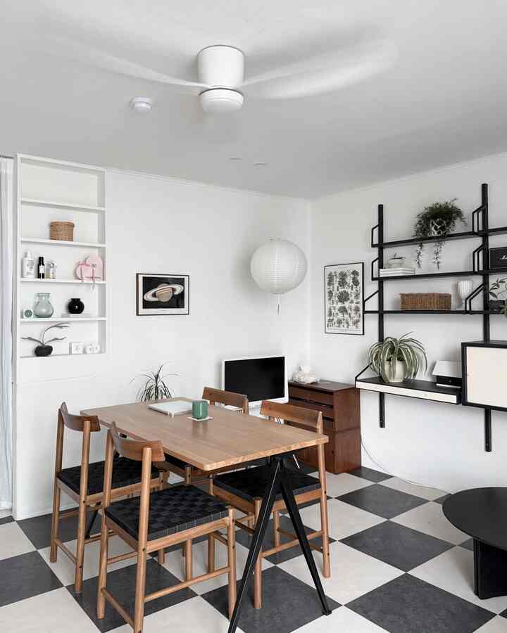 #무채색인테리어
Ruang paling hambar di rumah kami, ruang tamu!
Saya mengecat rak dinding dengan warna hitam,
dan mendekorasinya dengan nuansa baru yang sesuai dengan warnanya.

Saya menggunakan warna hitam/putih sebagai dasar,
dan menambahkan aksen kayu agar terasa hangat,
dan sedikit meredam kesan dingin dari warna akromatik. Apakah itu tidak masalah?

Saya sangat menyukai ruang tamu saya akhir-akhir ini. . 🩵💙

#Ruang Tamu #데코타일 #hay #벽선반 #실링팬 #식탁 #포스터 #조화 #룸앤티비 #라왕가구