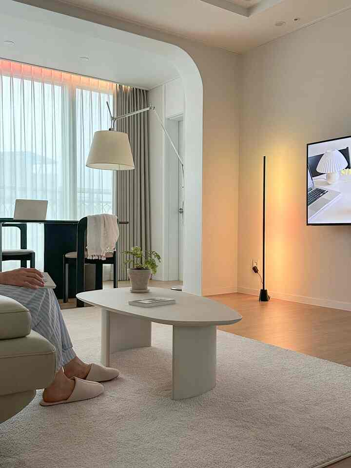 夫に帰る前に一人でインストール完了🙌

カーテンボックスにウィズRGBIC LEDストリップを取り付けました。
設置が難しくないかと心配しました。
必要な長さだけ切り、背面に3M接着テープがあり、貼り付けるだけで終わり
本当に簡単でした！

✔1600万種類のグラデーションカラー表現
明るさと色温度調整も細かく可能なので
その日の雰囲気に合わせて照明を自由自在に演出できますよ✨
 
✔スマートな機能
Wi-Fiに接続して専用アプリ（Wizアプリ）だけを敷くと
音楽同期、予約設定など様々な機能もOK！
本当にスマートな照明です💡

一緒に設置した照明はウィーズグラデーションフロアスタンド照明です。
施工なしですぐに設置可能でリビングルーム、寝室が自由に移動設置可能です。
どんな空間にも合うようなデザインの照明でした。

専用アプリではなくダイヤルスイッチまで活用すれば
ボタン1つで照明をオン/オフできます。
明るさ調整はもちろん、も可能でタップボタンで4つの照明シーン設定までさらに便利ですよ〜

感性+実用性すべてを捉えたスマートな照明
雰囲気切替えたい日、ウィズ照明だけしたことがないようです✨


<使用済み製品>
ウィズRGBIC LEDストリップ5m
ウィズグラデーションフロア
ダイヤルスイッチ

🏷️@wizconnect_jp

＃製品提供＃WiZ＃フィリップスWiZ＃ウィズ＃フィリップスウィズ＃スマート照明WiZ＃スマート照明＃スマートホーム＃インテリア照明＃家の装飾＃ストリップ照明＃リビングライト＃寝室照明＃照明インテリア＃かわいいテム最高