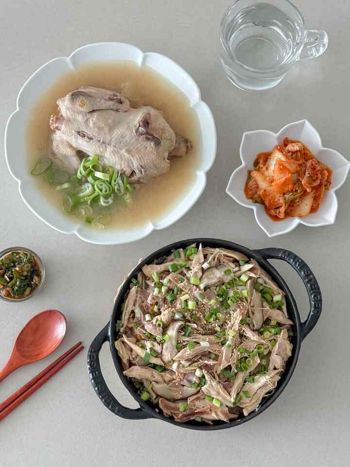 ＃オーホームストア＃コンスープ記録 

このコンテンツは、アワーホームから製品サポートを受けて作成したコンテンツです。

今日の昼食はきちんとした夏の保養食の韓服です🙌
アワーホーム緑豆サムゲタンで作られたサムゲ鍋
アワーホームニンニクいっぱいキムチを添えて、心強く食べました:)

サムゲ鍋
👉サムゲタンスープを水の代わりに入れて
👉シイタケたっぷり上げてご飯を作った後
👉灸に入るときに鶏の中の緑豆、もち米、引き裂かれた鶏肉をすべて上げて仕上げ！
最後には、側の青ゴマ、味付け醤油まで加えて
私はそれを食べるのが本当の蜂蜜でした😋
+醤油調味料の代わりにご飯を作るときにチキンストックで追加肝臓をしても美味しいと思います！

甘くてコクっぽいニンニクキムチまで上げて食べると
これはただ言って何ですか…完璧なボブ泥棒👏

今後の重複やマルボク保養メニューでも堪能で、
夏休みのお世話を心配していればヨガ一つで解決！
子供から大人までみんな満足する味ですよ💞

✅アワーホーム緑豆サムゲタン
- 15分間増熟公正な国内産鶏を使用
- 緑豆ともち米を加え、スープの味が濃くてすっきり
- 健康さまで取り入れた栄養たっぷり保養三鶏湯

✅アワーホームニンニクいっぱいキムチ
- 国産ニンニク9%含有で包み、甘いコク
-辛い味は少なく、煮て食べても美味しくて子供もよく食べるキムチ
- 食べやすい大きさに切られていて手軽に楽しむのが良い

#アワーホーム#OURHOME
#アワーホームサムゲタン