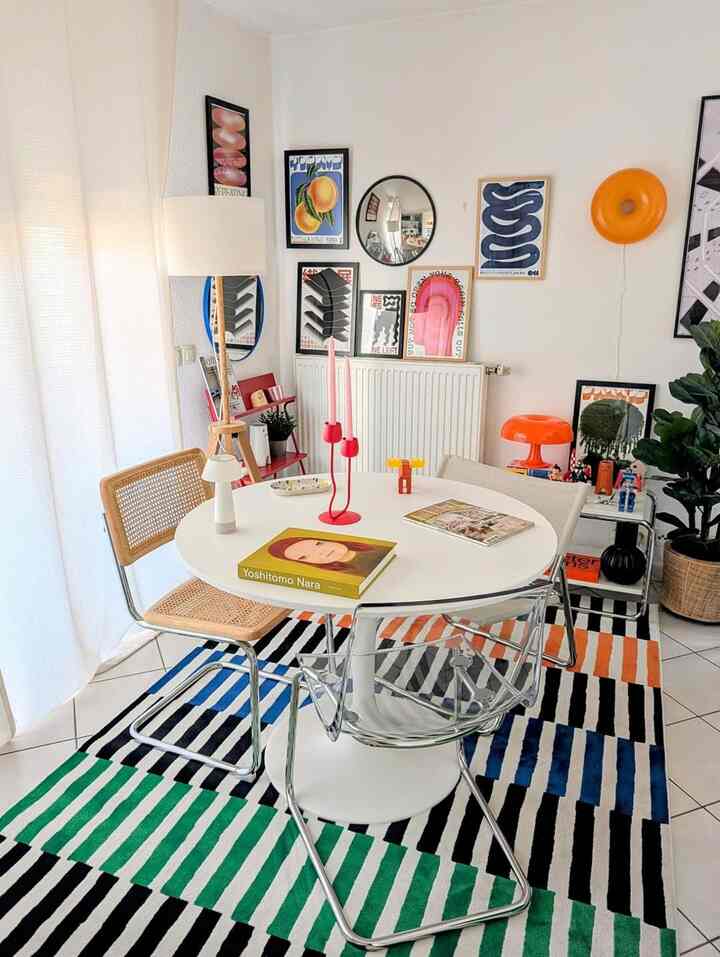 Ketika ruang tamu Anda juga menjadi pameran seni pribadi. Gaya, kenyamanan, dan cerita..semua dalam satu bingkai!

Kredit: @james___stpatrick1

#GalleryVibesAtHome #LivingWithArt
#ColorDrivenComfort #DesignAndRest
#VisualSanctuary #BoldLivingRoom
#CreativeSpaceMatters