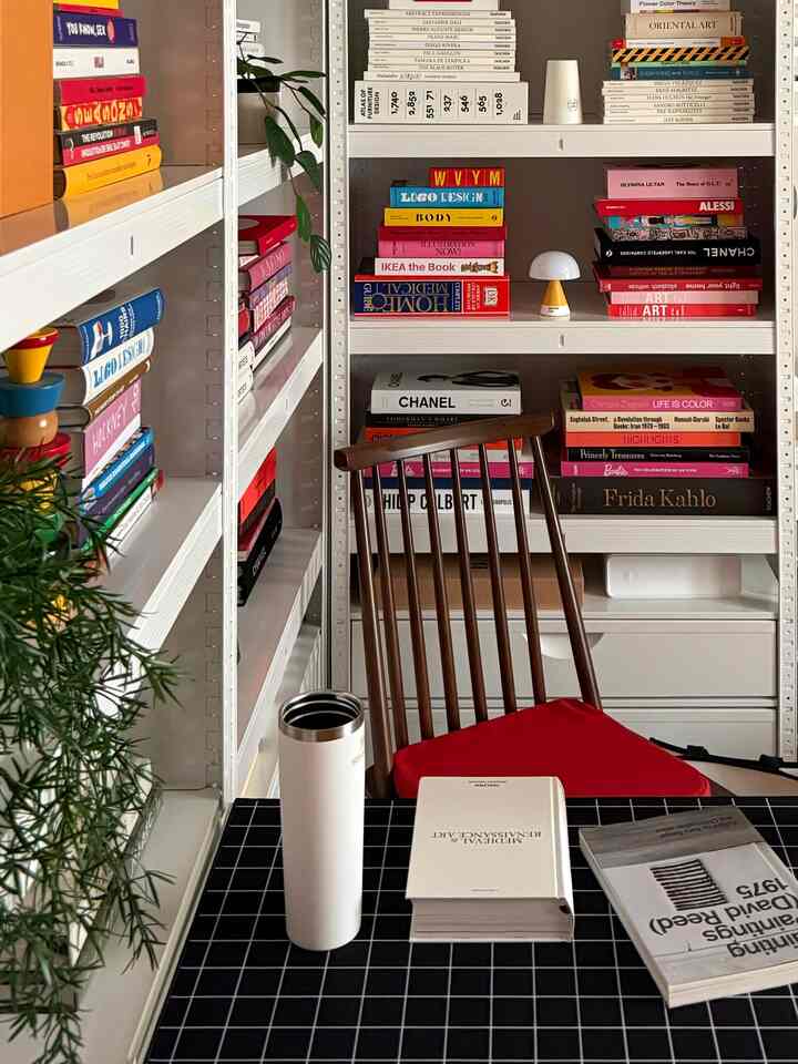 #집에서제일바빠 #콘수프기록

It's so summery these days.
Air conditioning and staying home are the best 🖤

#Wayume #wvym #와유메라이프 #서재인테리어