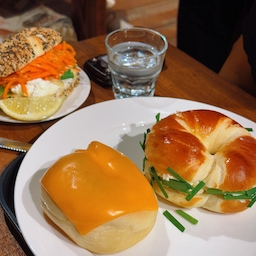 #나가놀아요
🥯 오늘은 베이글 먹는 날
아침부터 마음먹고 찾아간 런던베이글뮤지엄
도착하자마자 눈에 들어온 건
블링블링 반짝이는 베이글들🌿
🧀 촉촉한 빵 위에 올려진 체다치즈
🧄 부드러운 크림치즈와 알싸한 쪽파의 조화
🥕 그리고 잊을 수 없는 시그니처 메뉴
에브리띵 베이글 + 당근라페 + 크림치즈 + 레몬
한입 먹자마자 입안 가득 퍼지는 고소함과 상큼함,
이건 진짜 ‘미국 맛’ 그 자체🇺🇸💛
🥯 인테리어 하나하나가 너무 예뻐서
그냥 앉아만 있어도 감성 충전 100%
다 먹고 나오면서도
문 위에 걸려 있는 베이글 리스를 다시 한 번 찰칵📷
‘다음엔 어떤 메뉴 먹어볼까?’ 벌써부터 설레는 곳🩷
#오늘의우리집 #내돈내산 #오홈스토랑
#살림살이 #예쁜템최고야 #맛있는순간포착
#런던베이글뮤지엄 #베이글맛집 #감성카페
#맛집투어 #맛집탐방 #핑크작가