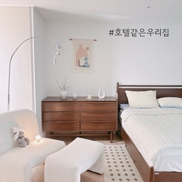 #호텔같은우리집 
부클레 체어와 오메코 조명이 만들어주는 포근한 무드.
차분하게 정돈된 이 침실에 에어컨 바람을 느끼며 이불을 폭 덮고 누우면, 호텔보다 더 편안한 공간이에요 :) 
#침실 #까사미아 #까사미아와이드서랍장 #까사미아브루노침대 #오메코 #OMEKO #오메코조명 #조명추천 #러그 #리튼러그 #리튼 #쉬즈홈 #부클레1인용체어 #부클레 #체어 #몽블랑 #부클레체어 #부클레의자 #시어서커듀라론콜드여름차렵이불 #여름차렵이불 #침실인테리어 #우드인테리어 #원목인테리어 #화이트인테리어 #침실인테리어소품 