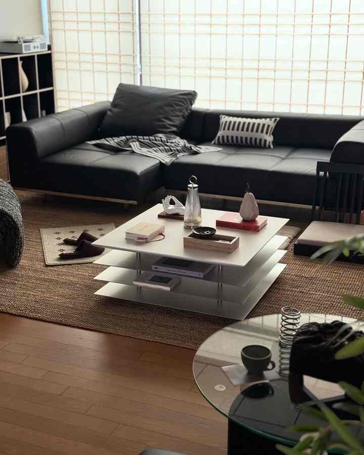 思考の多い最近、
とにかくフィードでは久しぶりに挨拶します🙈

子供休暇と鼻巻きコラボで突然怠惰になりました..
いつのまにかもう休んでしまいました>_<
今日から気をつけて頑張ってみましょう！🏃🏻‍♀️‍➡️

写真は今は見えないけど
子供休暇前、すっきりした居間の姿ですが✨
フラットポイントのページテーブル
リビングルームの中央でずっしりとしたオブジェの役割をしてくれる
リビングルームがより豊かになった感じです🩶

最後の写真は現在の状態です。
子供のおもちゃの家に変身したページテーブル🏠
階ごとに飾ることができるので
子供もとても好きでした:)

@flat_point 

＃フラットポイント＃flatpoint＃ページソファテーブル
＃ソファテーブル＃リビングテーブル＃家の装飾＃リビングインテリア＃リビングインテリア
＃ホームスタイリング＃ソファ＃レザーソファ＃リビングルーム＃ブラックインテリア＃テーブル＃照明＃ジェンスタイル＃zenstyle＃homestyle＃homedecor＃livingroom