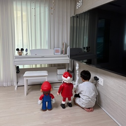 #여름방학일기 날씨 맑음
오늘은 남편 건강검진이있어서 
오전에 남편데려다 주랴 아이 방과후 데려다주랴
또 다시 둘다 데리고오고 집에 오자마자
밥하고 죽하고🤣 제가 죽되겠어요?🌝
제 밥은 아이주고 남은 자투리 먹고
설거지 방치못하는 스타일이라 후다닥 설거지하고 나면
과일 찾고 간식 찾고🌝 숙제 시키고 오집하다가
제가 죽겠어서 닌텐도 한 시간 타협하고 
드디어 침대에 누웠어요🙂‍↔️
화이팅 넘치고 싶은데 잘 안되네요🥲
한숨자고 저녁돌밥하러 가즈아~~~!!!!🥹🤣🤍
#챌린지 #일상 #여름방학 #돌밥돌밥 #마리오
#닌텐도 #플모 #전자피아노 #다이나톤 #콘수프기록
#모빌 #모빌멍 #모빌인테리어 #맞팔 #팔로우
#미키저금통 #거실 #거실인테리어 #아이있는집 

