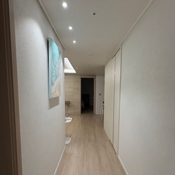 인테리어 하기 전부터 
중문 필수🤜
슬라이딩도어, 간살, 우드색, 투명 유리를 염두해두고 있던 터라 해놓고 나니 정말 마음에 드는☺️
현관문 열고 들어오면 딱 보이는 물결파도 그림
텍스처가 있어 2인치 조명을 딱 쏘면 뭔가 갤러리같고 이뻐요🤎
그 옆은 아들이 고른 에메랄드 바다 그림🩵
그림에 조명까지 더하면 한결 풍성하고 따뜻한 분위기 연출이 가능하답니다. 
#현관인테리어 #현관그림 #복도 #복도인테리어 #갤러리인테리어 #갤러리 #따뜻한집 #따뜻한느낌 #깔끔한인테리어 #행복한우리집 #행복한집 #인테리어 #조명 #조명인테리어 #조명빨 #중문 #중문시공 #중문디자인 