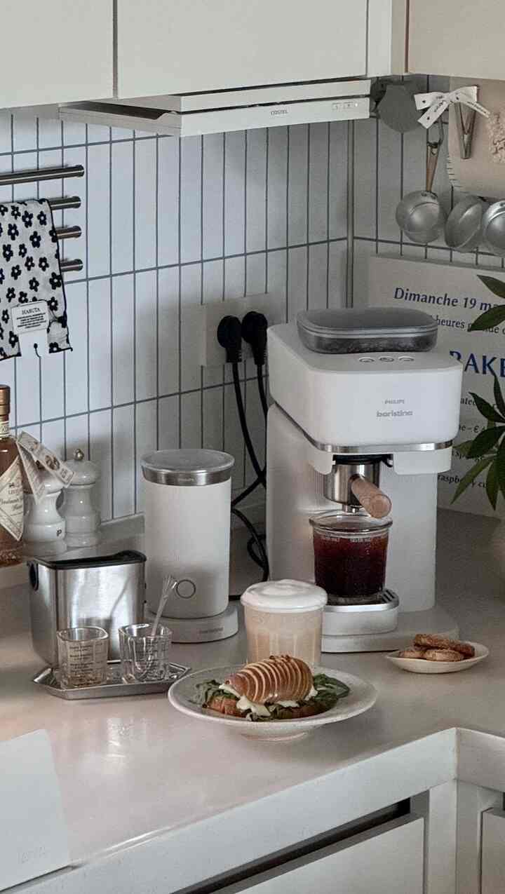 スワイプ一度に降りて楽しんでください☕️

休暇とお世話になってコーヒー一度ちゃんと飲む時間がない 
最近私の日常、、、、、にダンビーのようなコーヒーマシンなど

フィリップス・バリスティーナで素早く快適に 
そして新鮮に楽しむ私のコーヒーライフ😌

洗練されたメタリックのロゴとメタルトレーカバー 
白の銀の組み合わせは愛です。 
それにAshwood Porter Filterまで追加されます。 
より豪華でとてもかわいいフィリップスバリスティーナ🤍
既存バリスティーナホワイト本体＋ウッドポーターフィルターと1万ウォン未満の価格差だが、
従来製品にはなかったメタリックポイントがより高級感を完成してくれます！

面倒なアクションなしでフォトフィルタを右に 
スワイプするだけで自動的にコーヒーが抽出されて本当に楽です。 
特別なアクションなしでスワイプするのは簡単です、、、
半自動の感性を持ちながら簡単で楽しい要素まで加えて中毒的ですか？
しばしばエスプレッソを抜く中、、🙈

理想的な豆粉砕と16バーポンプ圧力/マシンボタンで 
欲しいエスプレッソを飲むことができます。
 
アッシュウッドポーターフィルターの後ろ 
メタルボタンを押すだけでパックをドロップする方法です。
後処理も完璧で楽ですっきりします🤎 
キッチンクロスで軽く拭いたり、水で洗って乾かすとオプ！

一緒に使うと良いミルクプロダ 
より多様なレシピでコーヒーを楽しむことができます。 
暖かいミルクフォームと冷たいミルクフォームを作ります。
本物のカフェよりもカフェのような私たちの家のホームカフェ 

しっかりと上がったクリームラテレシピ🤎 
エスプレッソツーショット+ジーンズボタン+メープルシロップを追加 
+☁️☁️☁️ミルククリームを追加  
崩れないくらい！
私はソフトアイスクリームを食べると思いましたか？🍦

天気も暑いのに、、心強いフィリップスバリスティーナあるから 
カフェに行くことなく家に泊まる予定です。
 
座っていないサイズなので、作業スペースやキッチンのどこに置いても 
とてもかわいいフィリップスバリスティーナ🤍
スワイプ一度に降りて、楽しんでください☕️


＃フィリップスバリスティーナ＃バリスティーナ＃電子自動コーヒーマシン
#Baristina #PhilpsBaristina #全自動コーヒーマシンおすすめ
＃フィリップスエスプレッソコーヒーマシン＃コーヒーマシンおすすめ＃ホームカフェ
#coffe #coffeemachine #コンスープ記録 #ホームカフェ
＃ホームカフェ＃コーヒー＃オンザテーブル＃ホームブランチ＃ホームストア
＃今日の私たちの家＃毎日＃レビュー＃かわいいテム最高です
