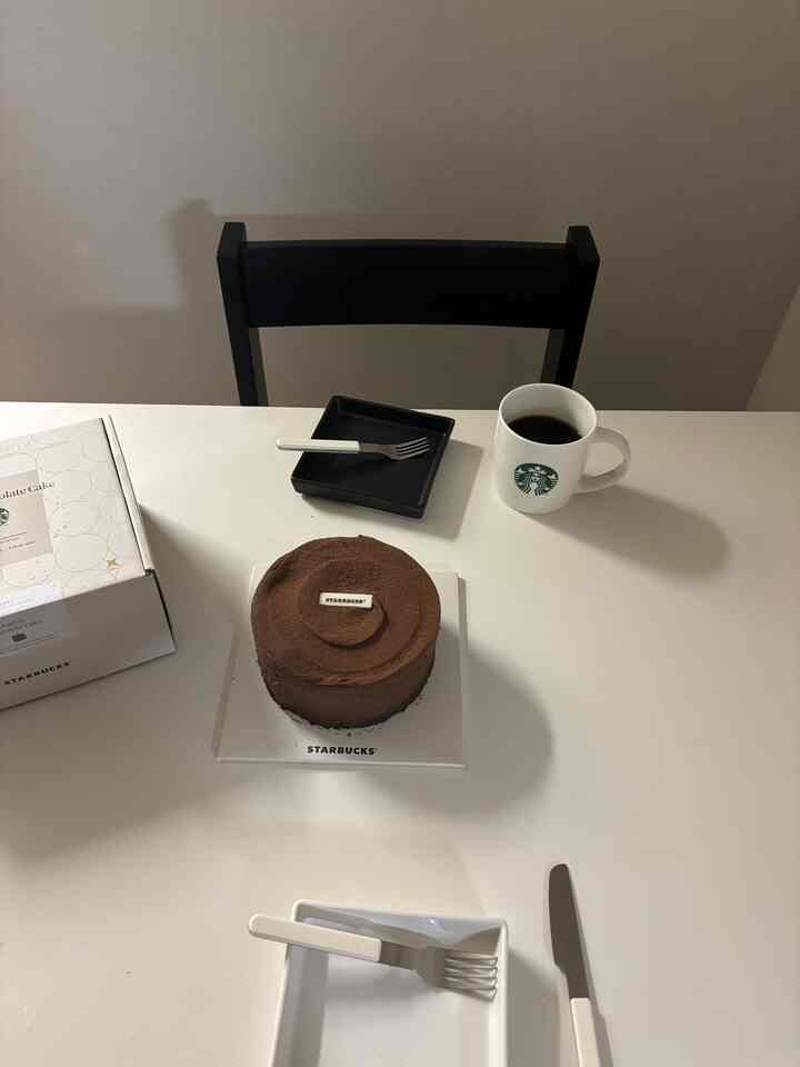 #무채색인테리어 #콘수프기록 

週末を迎え、チョコケジャン..🍰

いつも金曜日の退勤後はビールを飲みましたが、今日は党で満たしてみます。 
夜ですが、カピューもあきらめず、麦茶のように飲んでください☕️
（不金はそれでもいいよ〜！〜）
スバックダブルチョコレートケーキなのにガーニャシュークリームがモクニハナムナジェスタイル♡

#starbucks #디저트타임