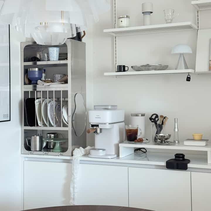 #広告

私の家のホームカフェが大きく変わったことに気づきましたか？ 
フィリップスバリスティーナで毎日おいしいコーヒーを楽しんでいます！
スリムな30cmボディにウッドポーターフィルター+メタルボタンと
メタルトレーカバーまでデザインがとてもきれいです。

快適で不思議なことは 
スワイプ一度に粉砕→抽出までとても楽に 
コーヒーを下げることができるという点です。

16バール圧力の濃いクレマで
カフェで会うほど豊かなクレマと 
アロマが家でもそのまま感じられました。

家庭用コーヒーマシンで複雑すぎる
使いにくいマシンを使えばどうしても 
手がないのです。
フィリップスバリスティーナは使い方が簡単で操作も 
シンプルで自宅で本当に簡単に楽しむ 
良い製品です。

特に騒音が少なかったので、私はそれがとても良かったです。🥰

＃フィリップスバリスティーナ＃バリスティーナ＃電子自動コーヒーマシン＃Baristina＃PhilipsBaristina＃ホームカフェ＃ホームカフェインテリア
＃フィリップスエスプレッソコーヒーマシン＃電子自動コーヒーマシンおすすめ＃コーヒーマシンおすすめ＃コンパクトコーヒーマシン＃静かなコーヒーマシン＃コーヒー
＃コンスープ記録＃今日の私たちの家 
#レビュー