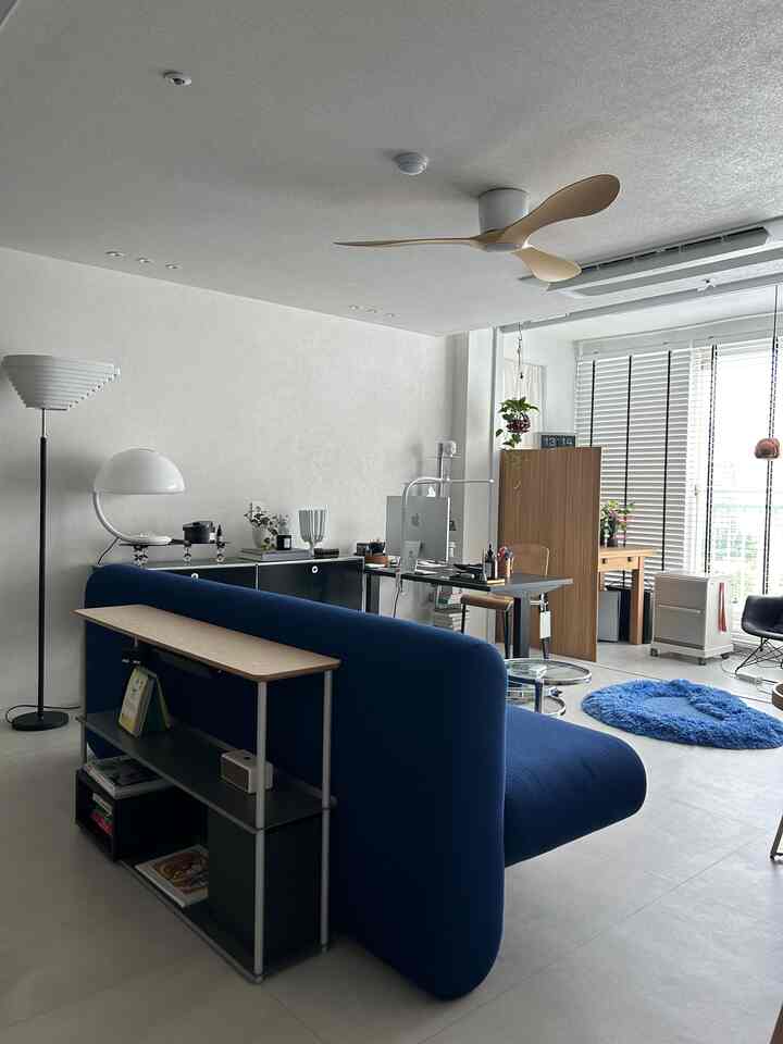 #スペースセパレーションインテリア 
#モダンインテリア #ヴィンテージ家具
＃ホームスタイリング＃セルフインテリア＃ハイエンドインテリア 
#vitra #ヴィトラ #hermanmiller #eames 
#verpan #artektokyo #artek 
#tomdixon

ソファの後ろの本棚を😆
 子供休みを迎えてソファの後ろに本棚を置きました！
とても気持ちが良くて、しばらくこんなに過ごしましょう！