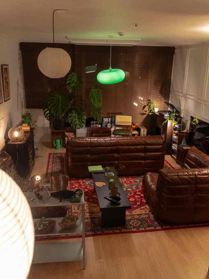 Ruang tamu kesayanganku yang terinspirasi vintage!

#InteriorVintage

#Vintage

#AksesoriVintage

#PencahayaanVintage

#MejaRuangTamu
#FurniturVintage

#RumahKitaHariIni