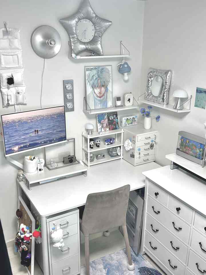 ホワイトトーンのホームオフィス、白いデスクとチェスト、シルバーの装飾が調和した清潔感のあるインテリア