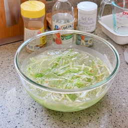 여름에 자주 만들어 먹는 오이냉국.
넘 시원하고 맛있어요 :)
-------
🥒 오이냉국 만들기 (마카롱 여사님 레시피)
준비물 : 오이 2개,
다시마 우린 물 or 생수,
소금, 설탕, 식초, 통깨, 얼음,
청양고추, 홍고추 (필수 x)
< 냉국 육수 만들기 >
다시마 우린 물 or 생수 700ml
소금 1T (게랑드 소금 또는 간수 빠진 천일염)
설탕 4T (흰설탕 추천)
식초 6T (하인즈 식초 또는 사과 식초 )
오이는 가운데 씨 부분은 도려내고
얇게 채썰어 넣어주세요.
(취향에 따라 약간 칼칼하게 드시고 싶다면
홍고추 1개, 청양 고추 1개를 다져서 넣어주세요.)
미리 만들어 놓은 육수를 붓고 통깨 1T,
그리고 얼음 한웅큼 넣으면 간이 딱 맞아요.
#사계절일기 #일상 #일상기록 #콘수프기록집
#콘수프기록 #맞팔 #맞팔해요 #맞팔환영
#오늘의가든 #주방 #집밥 #점심 #여름음식
#무더위 #오이냉국 #레시피추천 #오홈스토랑 
#ftc10기이야기