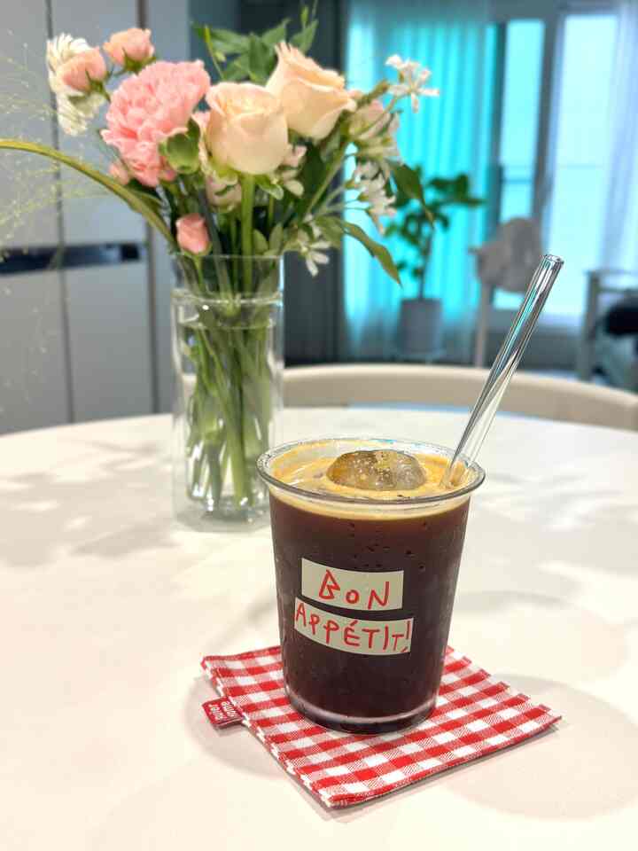 騒々しい家が終わった翌日
一人でコーヒーを飲みました☕️

きれいな花をプレゼントいただきましたが、家ととてもよく似合いますね。
花瓶がないので、しばらく前に山のカップで花瓶を交換してください。

かつては花をプレゼントしてもらえたのですが、
最近はこの花の美しさが短くなっているのか、もっと価値があると思います。
曇り日曜日 #ホームスターグラム #ホームカフェ
#Bonappetit