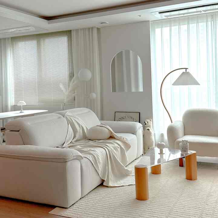 ＃五感レビュープログラムを通じて製品を提供され、直接使用してスタイリングした後期です。

暑い家族のために
エアコンをほとんど引き続けて暮らす最近です。

一人で寒い私はそうだ
真夏に厚い布団を覆うと、苦しいです。
ムーディガーゼ毛布は通気性があり、
肌に触れる肌触り、柔らかくて気持ちいい
夏にソファに置いて活用するには
いいですね！

両面の色が異なる
リビングルームで2つの感じに変えることができます。
ソファにあごをかけても
リビングルームが居心地が良くてきれいでした！ ㅎㅎ

私はクリーム+ベージュ色です。
どちらの色もとてもきれいです。
交互に活用しています😍


写真の中のサイズはスモールサイズです。
合計3つのサイズがあります
スペースに合わせて選択できます。
良いと思います:)


今夏私の愛着布団になる予定です
ㅋㅋ❣️


＃ムーディー＃ガーゼ布団＃ブランケット＃ソファ毛布＃ブランケット＃毛布＃ファブリック＃ソファーブル＃ソファ＃薄い布団＃リビングルーム＃リビングブランケット＃リビング小道具＃リビング飾り 