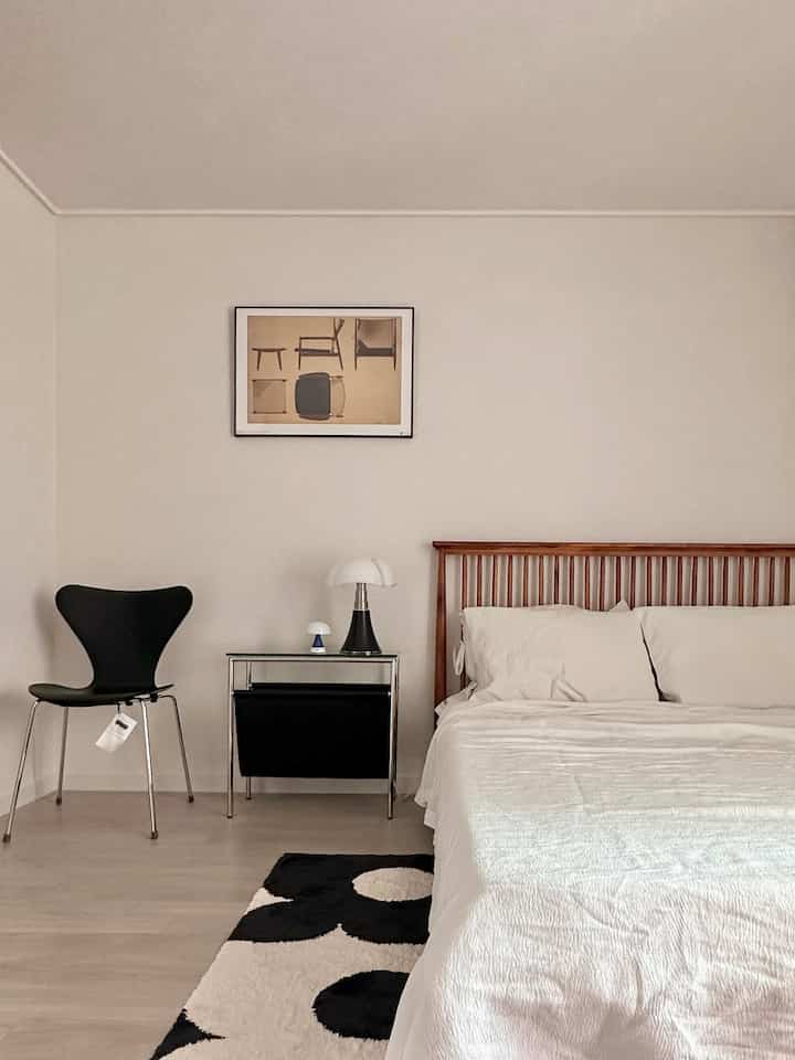 #무채색인테리어
This is a neutral bedroom decorated in black. 🖤🤍
I created a modern, simple, and clean space where you can relax comfortably. And white bedding is a must-have. We use white bedding all year round.

#HomeSweetHome #신혼집인테리어 #신축아파트인테리어 #20평대아파트 #반셀인 #침실인테리어 #침실꾸미기 #침실 #안방인테리어 #안방꾸미기 #집꾸미기
