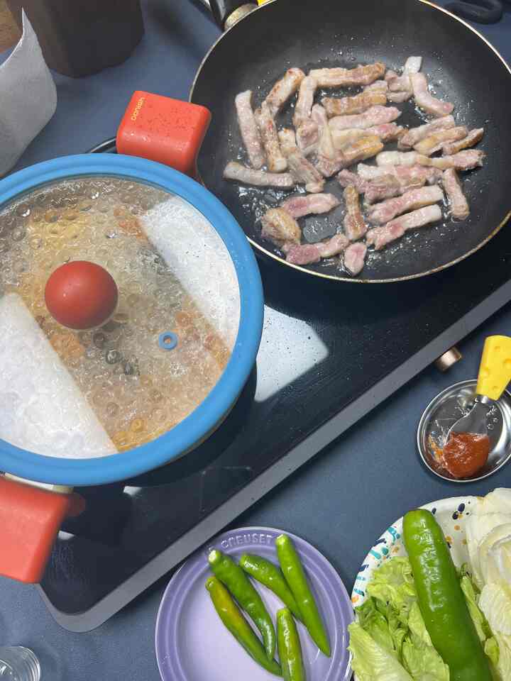 #오홈스토랑 #콘수프기록 #맞팔  #르크루제원형접시  #양수냄비 

日曜日一食の様子です。一食だけ食べようと夕方6時から一食を食べました〜 
だからこの日はㅎㅎビールで2次をしないで、一食で食べて休みました。 
インダクション2口買うからいいですね。同時に上げて肉も焼いて食べる 
チゲも一緒に食べて暖かく食べることができるのでいいですね〜
しかし、実際には夏なので、味はありませんでした。
だから仕上げにキムバップハムを買ったのは、ソンソン切ってトウモロコシを入れてｗｗ龍と入れて
パイナップルチャーハンが思い出しました。ケチャップと一緒に炒めて食べました。
早く日曜日が来たらいいです^^ 
今行かなければならない時間です。〜ㅎㅎ今日もホワイトです