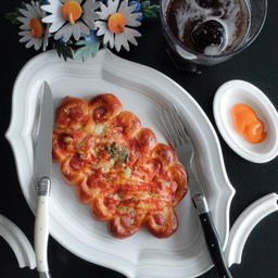 #오홈스토랑 #콘수프기록 💬🍕
산책나갔다가 양손 가득히 들고온 파리바게트 빵
📸 음식 사진 찍을때가 너무 재밌는것같아요 :D
음식이 따뜻하게 데펴지기 전부터 발빠르게 
혼자 시간제한 미션수행하는것처럼 호다닥 세팅하고
빠르게 찍고 맛있게 식사하는것 ㅎㅎ 생각보다 재밌더라구요 ㅋㅋㅋ
여러분들은 음식 촬영찍을때 얼마나 걸리시나요?ㅎㅎ🫢
#신혼혼수 #오덴세 #센터피스 #화이트식기 
