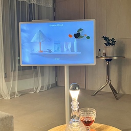 #내돈내산 #거실티비 #침실티비 #tv 
엘지 스탠바이미1 결혼할 때 혼수로 샀는데
너무 만족스러워서
이번에 신축아파트로 신혼집 입주할 때 스탠바이미2를 다시 들였습니다🤗
어디든지 끌고 다니기 좋고요. 
높낮이 조절도 되고요.
이쁩니다.
자리차지 하지 않고 인테리어적인 면에서도 훌륭해요.
이제 스크린을 떼서 아이패드처럼 사용할 수 있어서 더 업그레이드 된 것 같아요💛
일반방송은 거의 안보는데 유튜브, 넷플릭스 보는 거 좋아하는 분들에게 추천.
#티비 #스탠드티비 #스탠바이미2 #스탠바이미 #엘지 #가전은엘지 #텔레비전 
