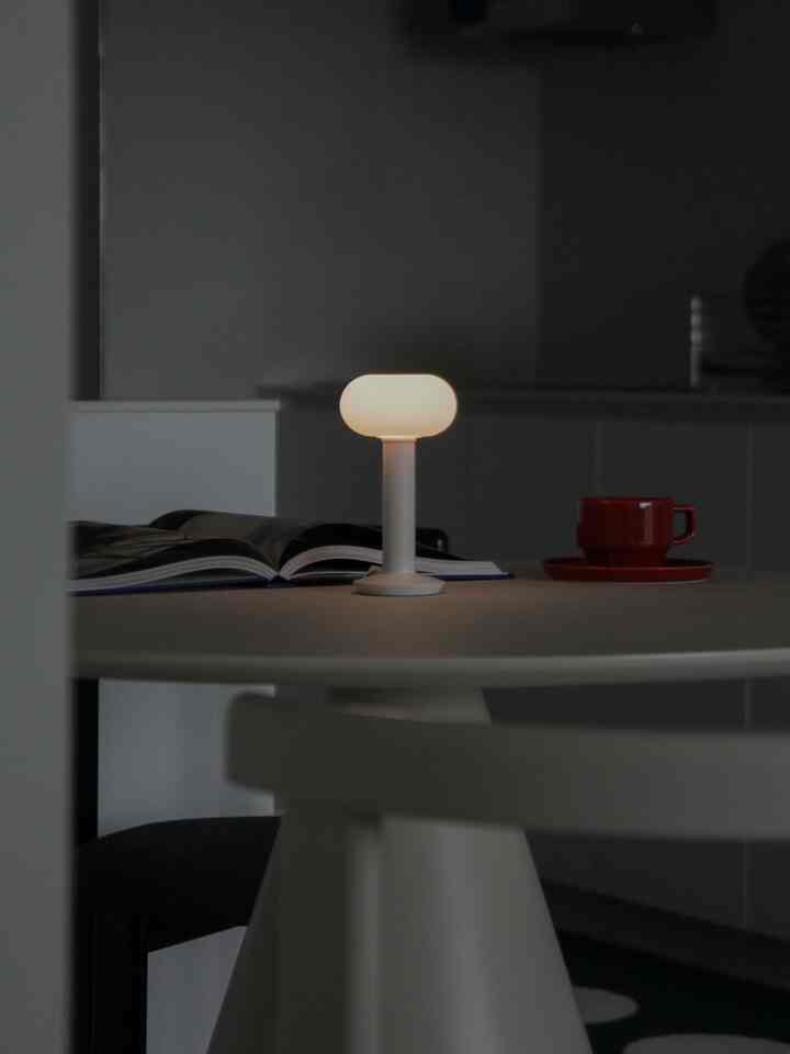 #협찬 |ツイートをサイトに埋め込む 

手の中にすっぽり入る暖かい光。
モバイルアイランド「ベーグルランプ」は名前のように
滑らかな曲線と簡潔なデザインが魅力的です。
世界的なデザインストアMoMAとパリMerciに入店
ベストセラーらしく、
見る瞬間「欲しい」という考えが絶対になります。

機能もわかります。
ワンボタンで明るさ・色温度・タイマーまで調節可能で、
大容量バッテリーなので、どこでもワイヤレスで使えます。

30分・60分・120分タイマー機能は就寝前、
あるいは赤ちゃんを授乳するときに特に役に立ちました。

フリッカーフリーのLEDと目の疲れも少なく、快適な夜を作ってくれます。

小さなテーブルの上に置くとホームカフェ感性が、
ベッドの横に置くとほのかなムードなどとなり、
パッケージがおしゃれで家が、出産プレゼントにも遜色ありません。

一日の終わりや始まり、
ベーグルランプが点灯している瞬間だけは心まで柔らかくなります。

🕊️ありがとうございます, @movementlab_official  #베이글램프  #무드등추천  #모던인테리어 