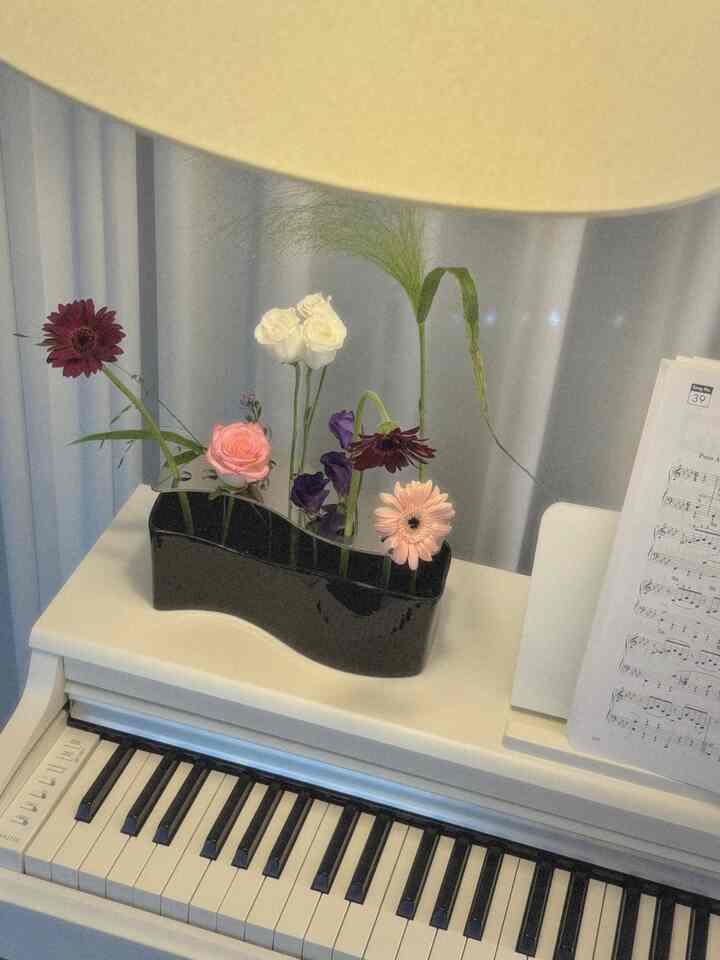 私の家には花瓶がほとんどありません。
花の前で限りなく小さくなる六菱溝、きれいに挿す自分がなくていつも遠くしたんですよ🥹

それから会ったこの花瓶⸝⸝ꕤ
 
カーブシェイプにブラックとシルバーの組み合わせがまるで深い海の中の穏やかな波だと思います 𖧧 𓂃˖₊　

ステンレス製の支持台に穴があふれていて、花を数本だけ挿してもぎこちなく作品が完成します。 

たわごとに来てくれてありがとう。


#コンスープ記録 #きれいなテム最高 #6-2
＃花瓶＃ネルハ＃ネルハイケバナ＃池花花瓶＃花瓶おすすめ＃家の装飾＃リビングインテリア＃フラワーインテリア＃フラワーアレンジメント＃花瓶＃花瓶インテリア＃照明インテリア＃フィット＃フィット＃ピアノ＃ピアノインテリア＃ピアノ 