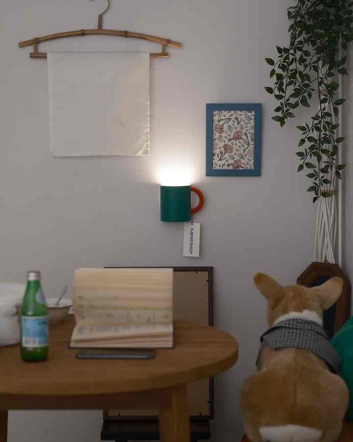 #예쁜템최고야 
パルベショップのNEW照明!!!! 
CUPPA WALL LAMP
ああ..パルベショップは.. 
なぜこんなにかわいいものを作るのか
私の心をドキドキさせます..?🫶🏻

パルベショップは色体店ですが
このように、 
あまりきれいで涙男… 🥹

横に銀色の円を押すと
照明をオン/オフすることができます！
照明の色がなんと3つもあるという言葉..!!

そして充電式なのでワイヤレスで使用できます。
壁にしっかりと掛けてもいい…  #THECOLORLOVERSCLUB #CUPPAWALAMP #컵파월램프 #무드등 #벽조명 #집들이선물 #홈스타일링 #작은방꾸미기 #벽꾸   #벽조명 