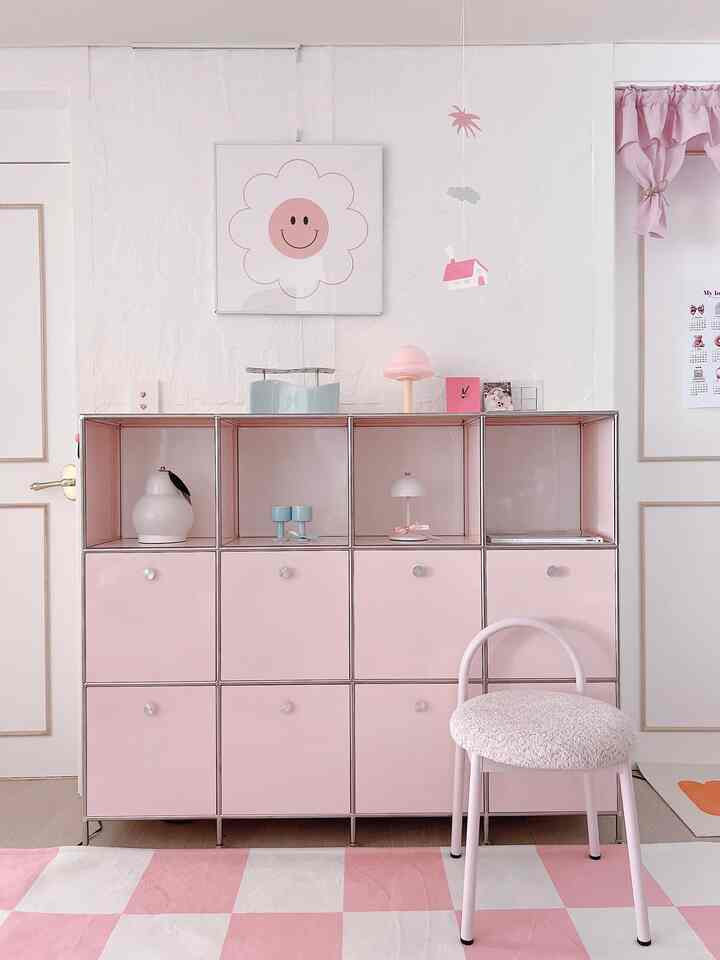 #여름방학일기

I don't have any summer vacation plans, but since my husband is free this week, I'm spending my summer vacation with a bookstore tour and a trip to the movies😎

Recently watched "Omniscient Reader's Viewpoint," "Zombie Daughter," and "Fantastic Four."

"Omniscient Reader's Viewpoint" seems to be a mixed bag,

and "Fantastic Four" is, umm. 🤔
"Zombie Daughter" was fun and touching, perhaps because of Jo Jung-seok's stage greeting.

Pink #모듈가구 I moved it back to its original spot, and the sofa found its place. 🤭

#Summer #여름방학 #모듈가구인테리어 #모듈수납장 #핑크가구 #핑크인테리어 #가구인테리어 #수납장 #수납장인테리어 #쇠테리어 #거실 #거실인테리어 #거실꾸미기 #핑크하우스 #콘수프기록 #화병인테리어 #조명인테리어 #조명맛집 #소품인테리어 #파스텔인테리어 #컬러인테리어