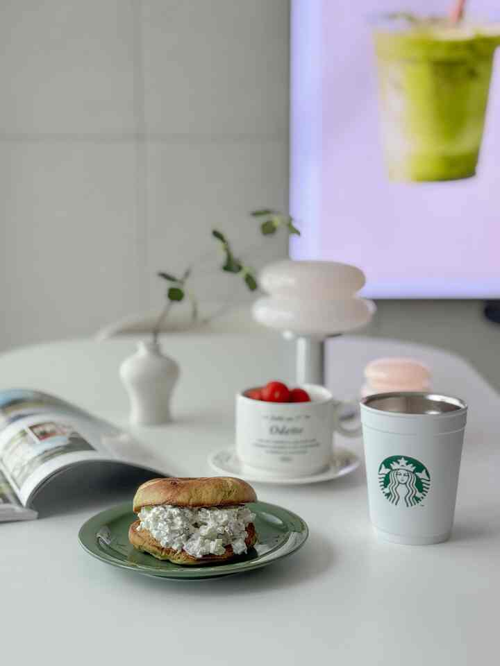 ☕️ Rutinitas Pagi di Kafe Rumahku

Hari ini, aku memulai hariku dengan tenang.
Bagel basil berisi salad ayam,
dengan tomat dan secangkir kopi sebagai pendamping.
Dengan lampu suasana hati favoritku menyala,
aku menghabiskan pagiku dengan membolak-balik buku 🌿

#KafeRumahan #모닝루틴 #화이트인테리어 #베이지톤인테리어 #무드등 #북카페무드 #자취집꾸미기 #브런치접시