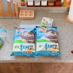 여름에 진짜 자주 먹고 있는 냉면.
항상 CJ 동치미 물냉면만 먹다가
배민마트에는 품절이길래
풀무원 제품으로 구입해봤는데
이것도 맛있네요 :)
#사계절일기 #일상 #일상기록 #콘수프기록집
#콘수프기록 #맞팔 #맞팔해요 #맞팔환영
#오늘의가든 #집밥 #점심 #냉면 #물냉면
#여름 #무더위 #여름나기 #여름음식
#주방 #풀무원 #내돈내산
#ftc10기이야기