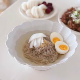 풀무원 동치미 냉면에 쌈무랑 계란 추가.
그리고 냉면에는 또 고기 싸먹어야 맛있거등요 🥰
#사계절일기 #일상 #일상기록
#콘수프기록 #맞팔 #맞팔해요 #맞팔환영
#오늘의가든 #집밥 #점심 #냉면 #물냉면
#이마트 #풀무원 #불고기 #소불고기 #오홈스토랑
#여름 #무더위 #여름나기 #여름음식
#ftc10기이야기 #콘수프기록집
