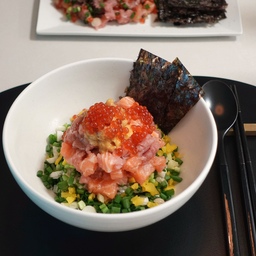 #오홈스토랑 | 네기도로동🐟
한달 내내 야근했던 프로젝트가 최종 선정되어 
집에서 소소하게 축하의 자리를 가졌어요 🥳🎉 
고생한 날 위한 자축 파티 
육고기보다 해산물을 훨씬 좋아하는 사람이라 
샴페인 페어링 요리로 스테이크가 아닌 네기도로동을 만들었어요 
네기도로는 참치 뼈에 붙은 살들을 발라 만든거인데
제가 제일 좋아하는 스시 = 네기도로 스시, 
제일 좋아하는 덮밥 = 네기도로동..💕💖💗💓
좋은 재료 사다가 쌓아올리는거라 만들기도 쉬워요 
#콘수프기록 #콘수프챌린지 #카이센동 #샴페인 #샴페인잔 #집밥요리 #집밥메뉴 #해산물 #해산물요리