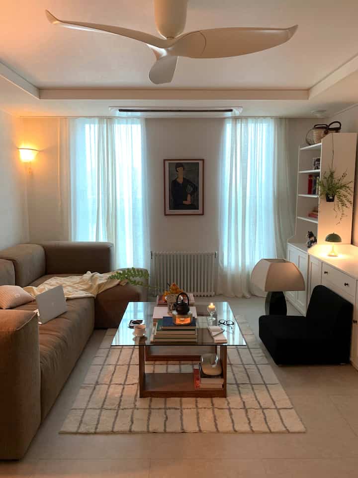 #집에서제일바빠 #콘수프기록

Hari hujan seperti mimpi buruk di sofa. 🫠
Menonton Netflix di sofa, minum teh, membaca buku, dan menjelajahi Rumah Hari Ini. Aku sangat sibuk.

#InteriorApartemen #거실인테리어 #소파 #소파테이블 #빈티지인테리어 #린넨커튼 #러그 #데코타일 #책장인테리어 #조명인테리어 #루이스폴센판텔라 #실링팬인테리어