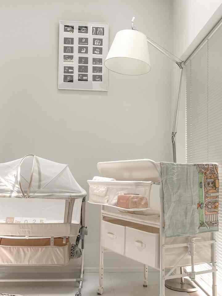 
私の家に遊びに来る方がいつも言うことがあります。
「この超音波額縁がとてもかわいい！」 🖼️👶🏻

病院に行くたびに超音波写真を一枚ずつ入れて
少しずつ仕上げたこの額縁、
今は私たちの家族だけの特別な絵になりました。

写真は入れておけばどんどん見えないでしょうか？
ところが壁に掛けておくと自然によく見られるようになり、
見るたびに、その時の感情が新緑に浮かびます。

私の家にある特別な絵、
皆さんも一度作ってみてはいかがでしょうか？  #아이방 #육아일상 #신생아용품 #신생아침대 #아기가있는집 #타일시공 #타일인테리어 #액자인테리어 #액자  