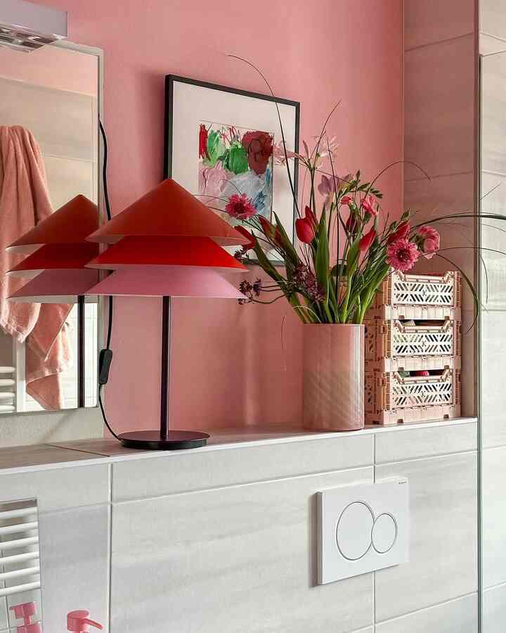 <span data-start="118" data-end="205">Soft pink hues, gentle light, and blooms whispering serenity at every glance 🌷💗<br></span>Credit: @anna.im.quadrat<br>#pinkinterior #cozycorner #floralvibes
