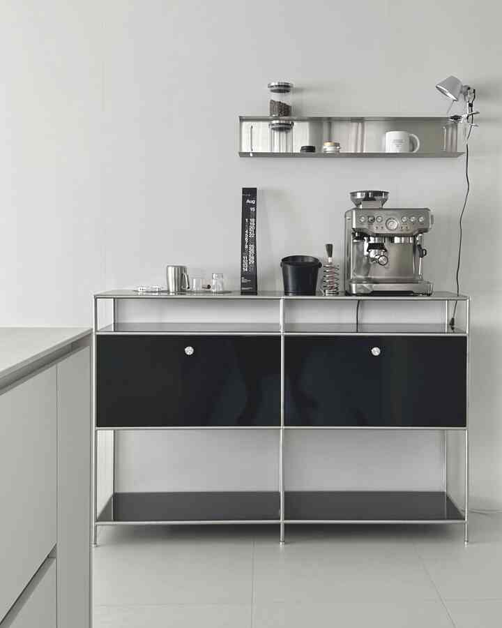 #콘수프기록 #내돈내산 

ブラック、ホワイト 何がいいですか？ 
私は今回数万回心配しました。 
私のお金の中のステンの棚にしっかりと合う 
ブラックユーエスエム挑戦してみました！ 
スチール組合せブラックユーエスエム
何かが綺麗に見えますか？ 

隅から席をつかんでいなかったブレヴィルまでちょうど載せておく
心に平和家、、、🌝
今、あなたはあなたのホームカフェを正しく楽しむべきです。 

私は休暇中ですが、昨日までヤンヤンにいました。 
平昌ケンジントンに行きました。 
泳いでサウナに行くとき 
息子パパ🙎🏻‍♂️🧒🏻一緒に過ごして一人で楽しんで
隠し穴が分かったんですよ！ 😆
お父さんがちょっとしたおばあちゃんになって出てきますが、
これはまた息子の心の幸せです。

 

⠀
⠀
⠀

✔️acrico/rico 2x2half  #모듈가구 #쇠테리어 #신혼집인테리어 #모듈수납장 #모듈책장 #거실인테리어  #선반인테리어 #홈카페 #홈카페인테리어 #홈스타일링 #homedeco #homeinterior #homecafe #coffeestation #homestyle #homedecor #homedesign #interiordesign  #livingroomdesign