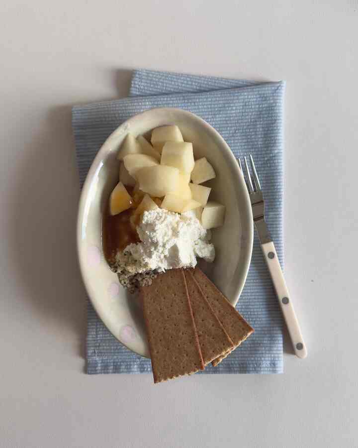 #FTC16기이야기 #FTC기록 #오홈스토랑 

暑い日に火をつけたくない人 
簡単に一食泣く最近の食べるほどコレクション集！


➊ 🥣🥛🍑
ユトゥクで見て、いつか食べてみなければならなかったジャムポットジャム。
その中でアールグレイピッチ味が気になって買ってみましたが、
濃厚な桃にほのかなアールグレイの香りがいいですね！
甘くないミンミングな靴を処理しようとしているグリックヨーグルト 
クラッカー+ジャムまでしてヨーグルトボールを作って食べました。
意外にもよく似合ってお勧めします。 🤍

➋🍃🍅
クパンを見回して後期に私の最愛人
スバックバジルトマトベーグル風味が難しい 
本当ですか？ミルキヨスプレッドを購入してみました。
ミズラソイアクラッカーの上にこのスプレッドを塗った
トマトマリネと一緒に食べるとおいしいです！
確かにスプレッドは冷蔵庫に長く置けば味がないから
開封後、1日2日以内に早く食べることをお勧めします。

➌ 🍐🥖
スコーン+クロチドクリーム+ジャムポットバジャム
クロチッドクリームとおなかはそれぞれ別々に食べても美味しいですが
一緒に食べるととてもよく似合うおいしい組み合わせ..! 


➍  #여름맛  #스프레드  #homebrunch  #테이블매트 