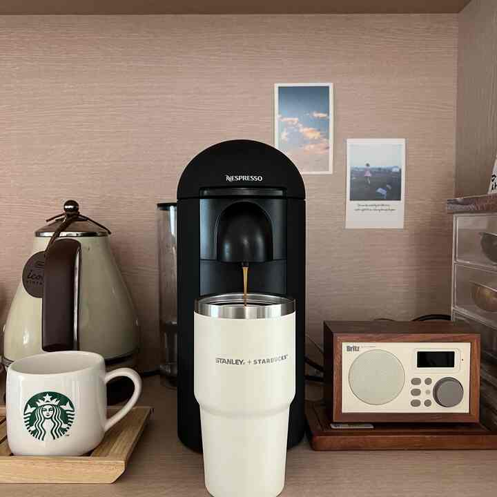 ＃自宅で最高の忙しい2＃コンスープ記録

出勤するときにコーヒーなしで出ると何かが寂しいですㅠㅠ 
朝にタンブラーに冷たい氷を入れてコーヒーを下ろして 
途中で食べるチャン・スンピルホットドッグ暖かいです。
チーズとハムの半分がありますが、私はどちらも好きです。 
ヨーゲがおいしかったです😆

10分だけ早く起きても少し忙しいです。 
10分だけ横になりたい朝ですね😅


＃私たちの家の記録＃私たちの家自慢＃ホームカフェ＃コーヒーマシン＃ネスプレッソ＃ネスプレッソバーチャオ＃カプセルコーヒー＃スターバックス＃マグカップ＃スターバックスカップ＃スタンリトムブラー＃スターバックストームブラー＃朝＃朝＃日常 
