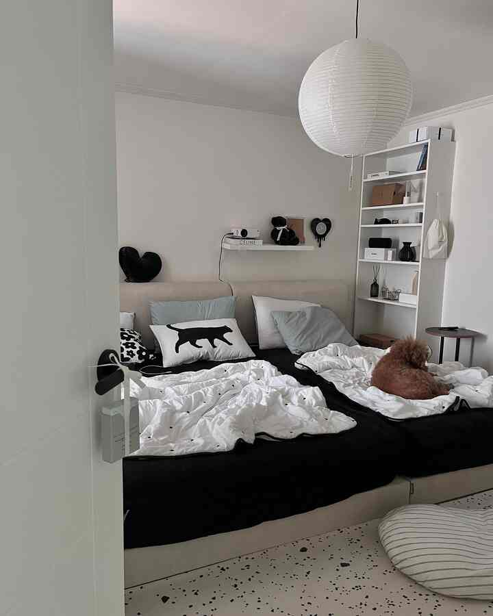 My bedroom is just my style right now 🤍🖤

#Today'sHome #콘수프기록 #침실꾸미기 #침실인테리어 #침실인테리어소품 #안방꾸미기 #안방인테리어 #여름이불 #차렵이불 #이불추천 #침구세트 #침실러그 #침실조명 #한지조명 #화이트인테리어 #모노톤인테리어 #구축아파트인테리어 #구축아파트리모델링 #반려견과함께사는집 #펫테리어 #강아지방석 #책장인테리어 #책장추천 #집순이 #맞팔