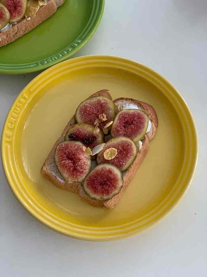 
#真夏デザート 

イチジクの季節が始まりました！
なんといっても..甘い果物とパンを添えれば..
味がないかもしれません•••🤍！

上に軽くナッツやシリアルまで振りかけて噛む味まで
確保(?)すれば.. 夏極ポーン完了.. ✨

イチジクの要塞を食べましたか？


＃新婚スナック＃新婚は何を食べる＃今日は何を食べる＃イチジクトースト 