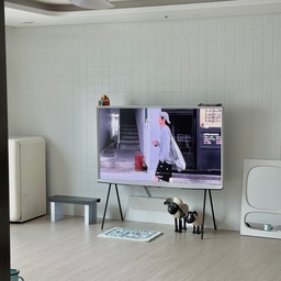 #FTC16기이야기 #우리집소개
어느덧 이사한 지 8개월,
조금씩 우리 집다워지는 시간이 
참 소중하게 느껴져요 ✨
#44평인테리어 #신축아파트인테리어 #거실꾸미기 #거실구조 #세리프 #세리프65인치 #거실티비 #아르덴미러 #실링팬 #에어라트론 #벽꾸미기 #화이트인테리어 #스메스냉장고 #미니벤치 #두잉툴즈