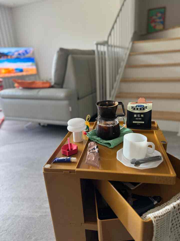 #오늘의우리집 _4
#Corn Soup Record

I went out because I thought it was a little chilly,
but oops, it's not yet,,🤦🏻‍♀️
Am I the only one who doesn't go to cafes these days? I make coffee, matcha, and shaved ice at home every day.
It's so hot I don't want to go out.
I'm a total homebody.
☕️🍵🍨

#MyHome #우리집기록 #일상 #홈카페존 #홈카페기록
#HomeBirdLife #집순이취미 #홈데코 #홈스타일링
#LivingRoomStyling #우리집거실 #계단있는집 #계단인테리어 #복층 #복층인테리어 #주택살이 #홈카페
#HomeCafeMenu #커피타임 #언스 #회전트롤리 #맞팔