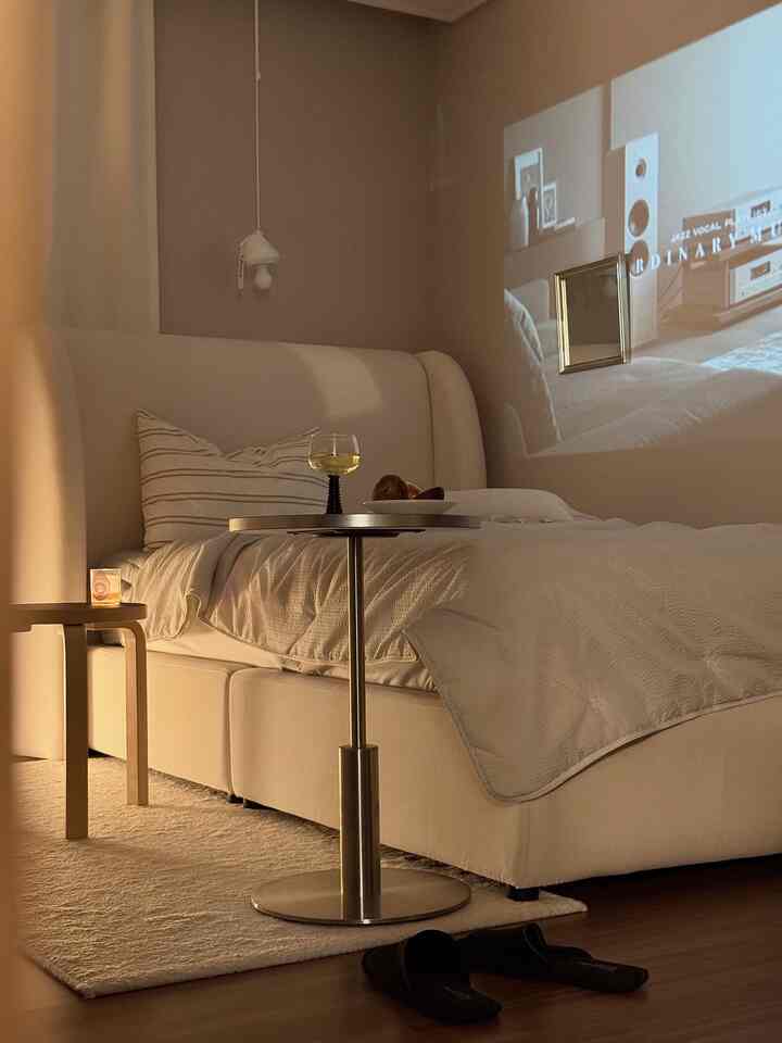 ＃今日の私たちの家＃コンスープ記録 
#8月の家
今日の家で最もきれいな場所を撮ります。
今日はここ➰

＃mybdrm＃ドモール＃ファブリックベッド＃ベッドルームインテリア＃ヘンスベッド＃ベッドフレーム＃子供部屋ベッド＃ベッドルーム＃ベッドルームインテリア＃ベッドルームラグ＃ベッドルーム装飾＃サイドテーブル＃ビームプロジェクター＃ビームテリア＃インテリアアクセサリー＃ホームスタイリング＃新婚旅行#アパートインテリア #30平台インテリア #照明インテリア